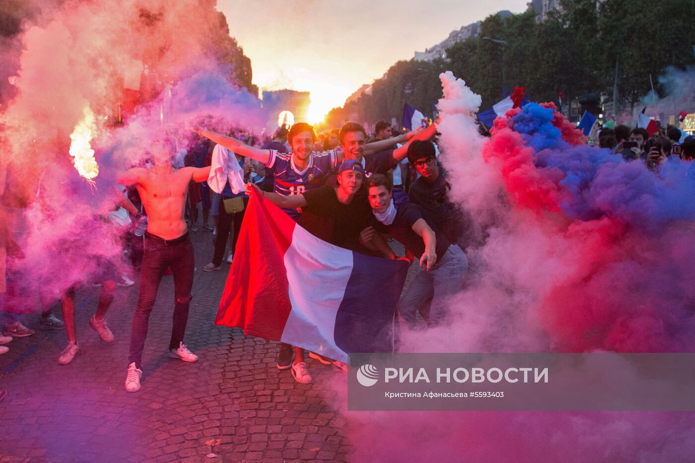 В Париже празднуют победу сборной Франции на ЧМ-2018 по футболу