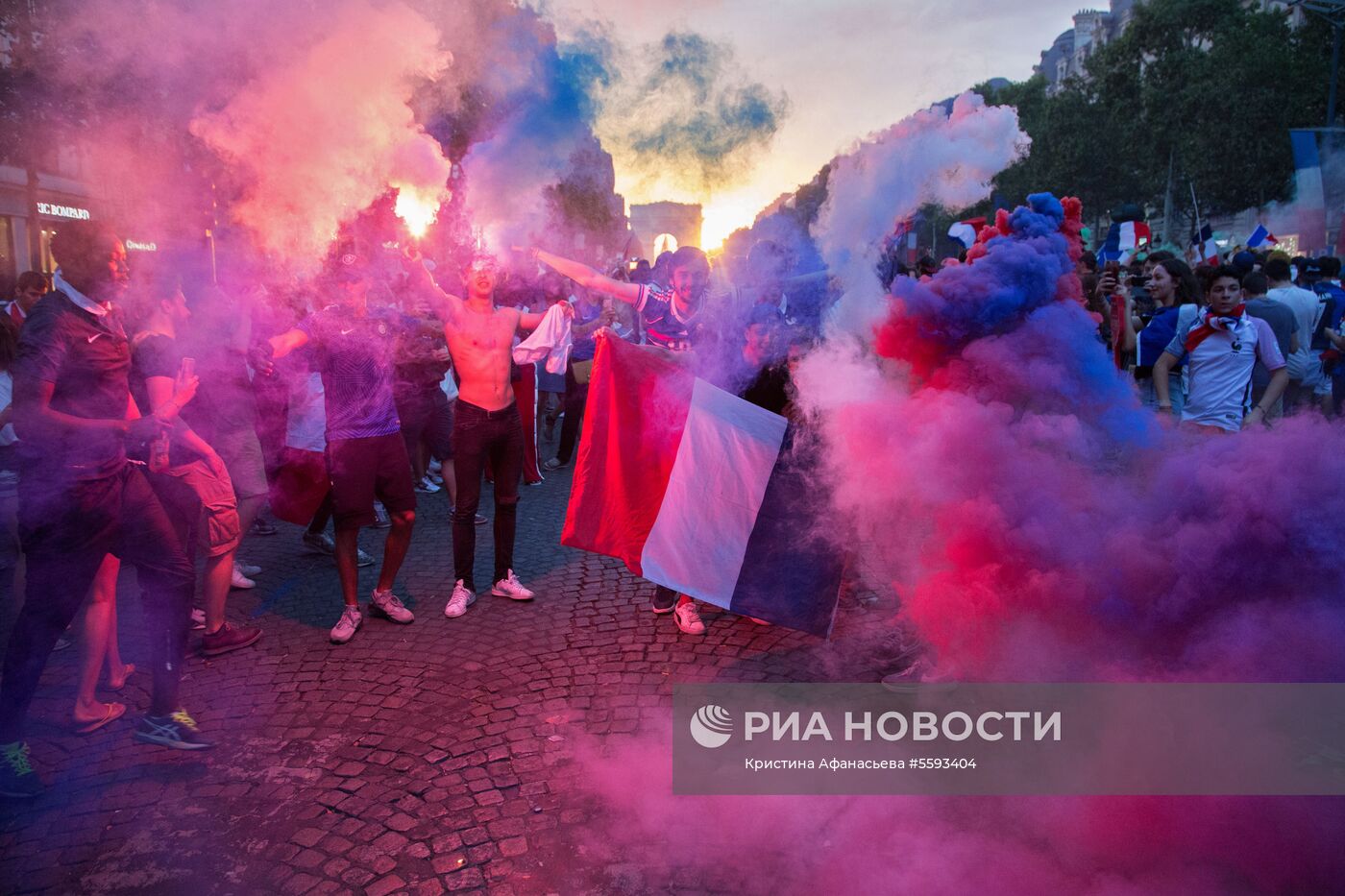 В Париже празднуют победу сборной Франции на ЧМ-2018 по футболу