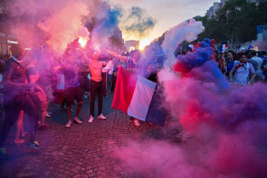 В Париже празднуют победу сборной Франции на ЧМ-2018 по футболу