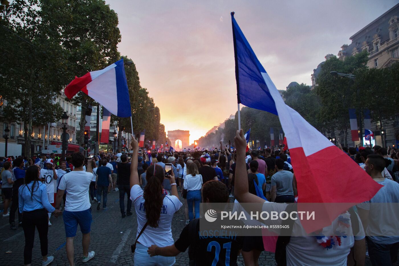 В Париже празднуют победу сборной Франции на ЧМ-2018 по футболу