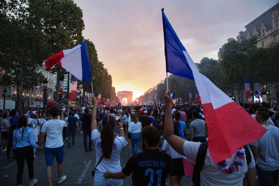 В Париже празднуют победу сборной Франции на ЧМ-2018 по футболу