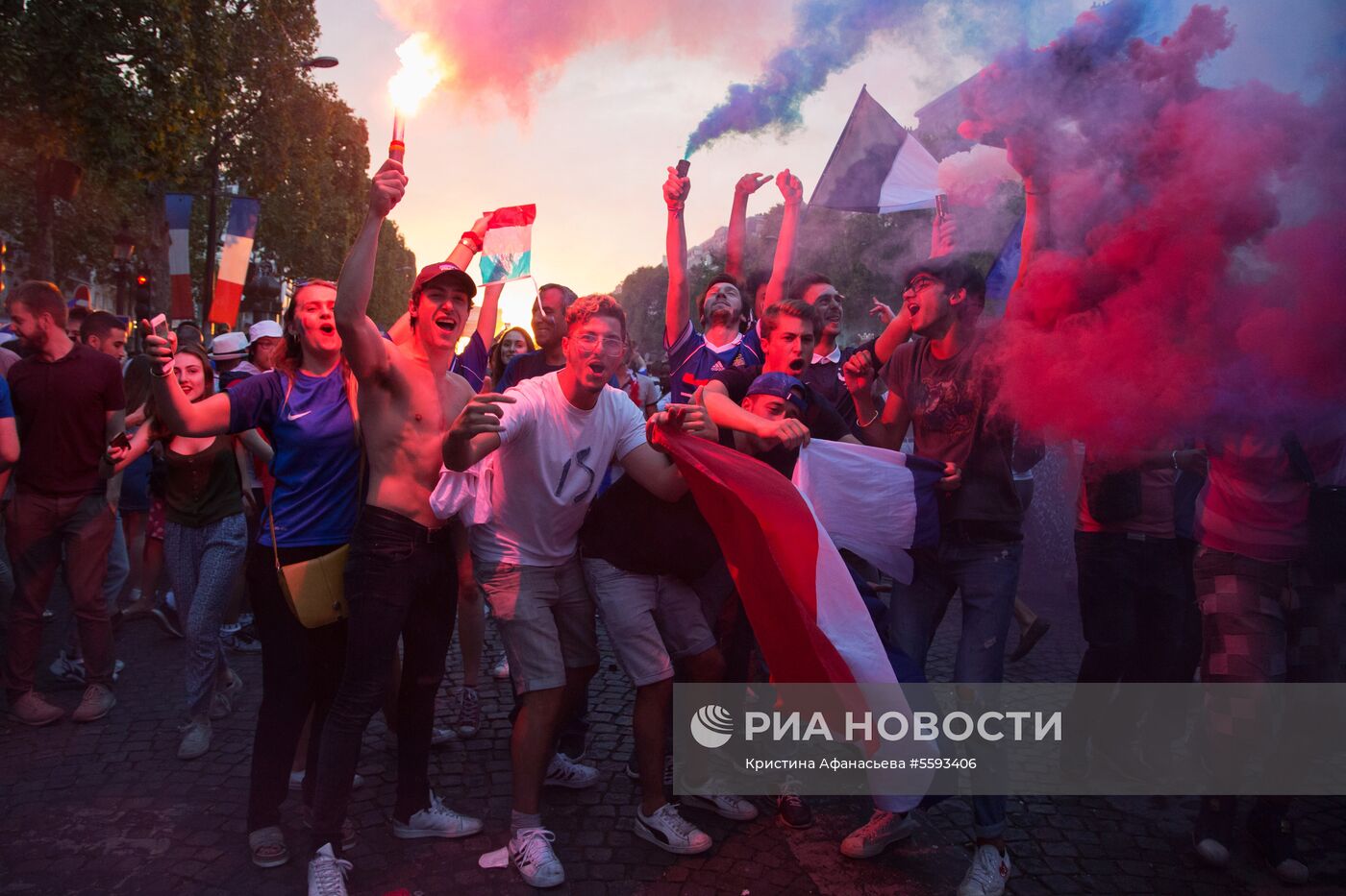 В Париже празднуют победу сборной Франции на ЧМ-2018 по футболу