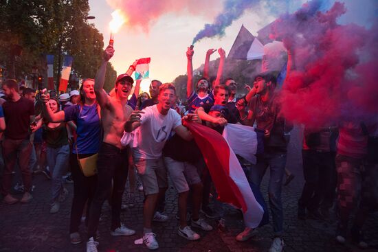 В Париже празднуют победу сборной Франции на ЧМ-2018 по футболу