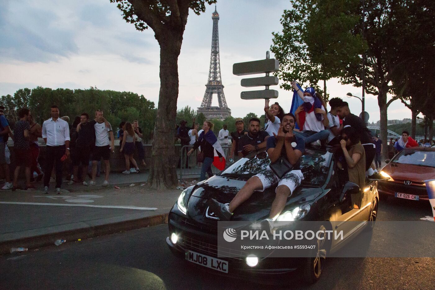 В Париже празднуют победу сборной Франции на ЧМ-2018 по футболу