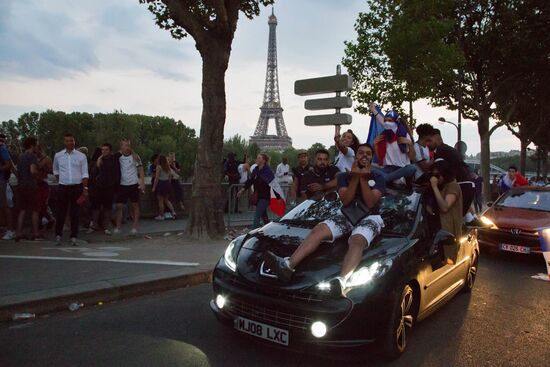 В Париже празднуют победу сборной Франции на ЧМ-2018 по футболу