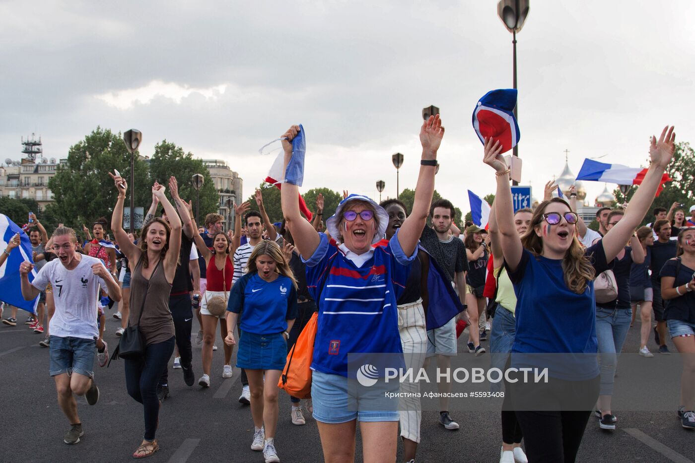 В Париже празднуют победу сборной Франции на ЧМ-2018 по футболу