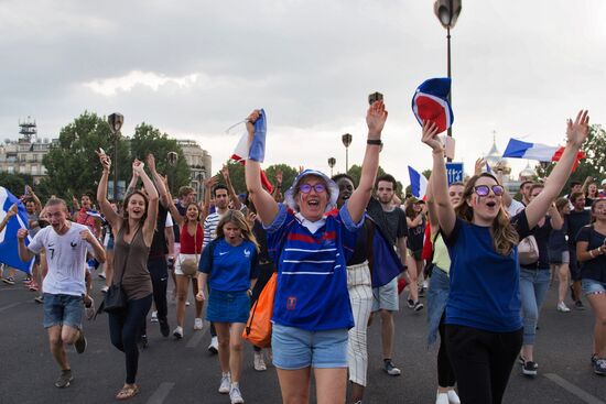 В Париже празднуют победу сборной Франции на ЧМ-2018 по футболу