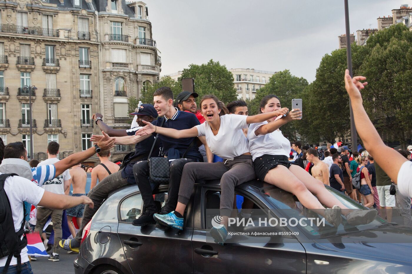 В Париже празднуют победу сборной Франции на ЧМ-2018 по футболу