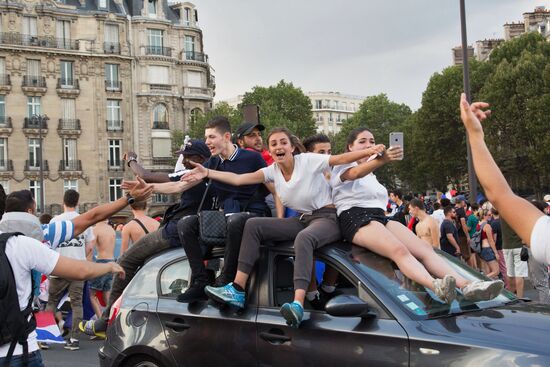 В Париже празднуют победу сборной Франции на ЧМ-2018 по футболу