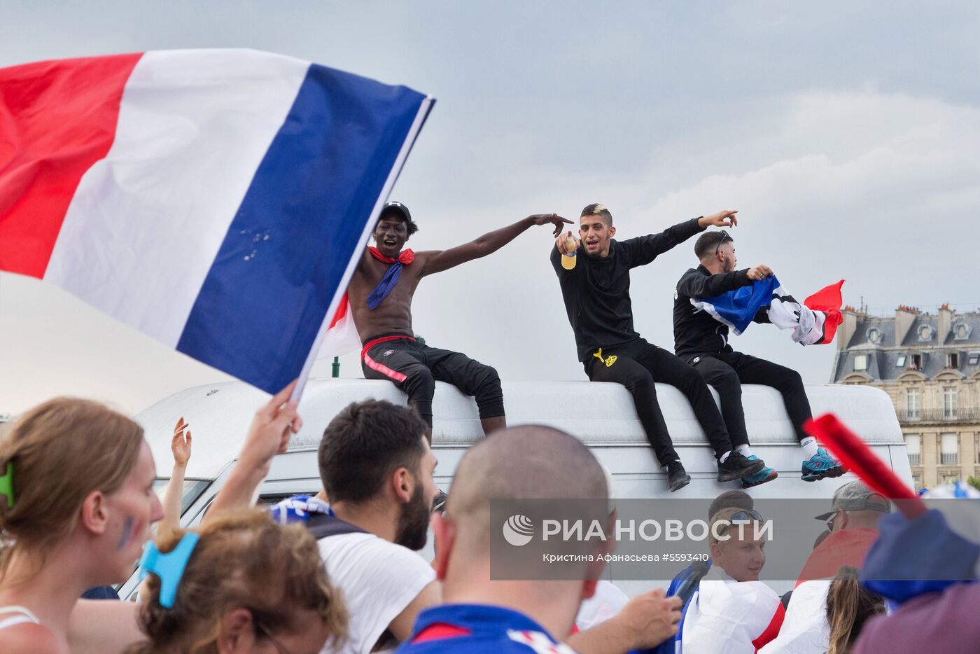 В Париже празднуют победу сборной Франции на ЧМ-2018 по футболу
