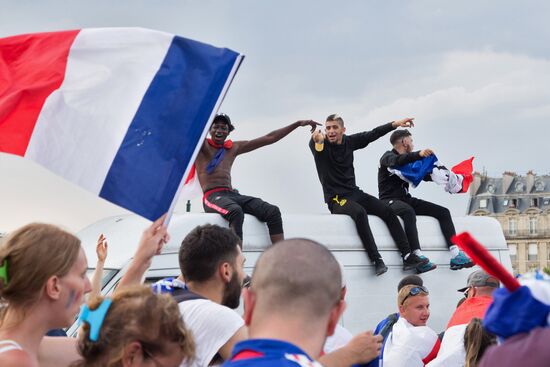 В Париже празднуют победу сборной Франции на ЧМ-2018 по футболу