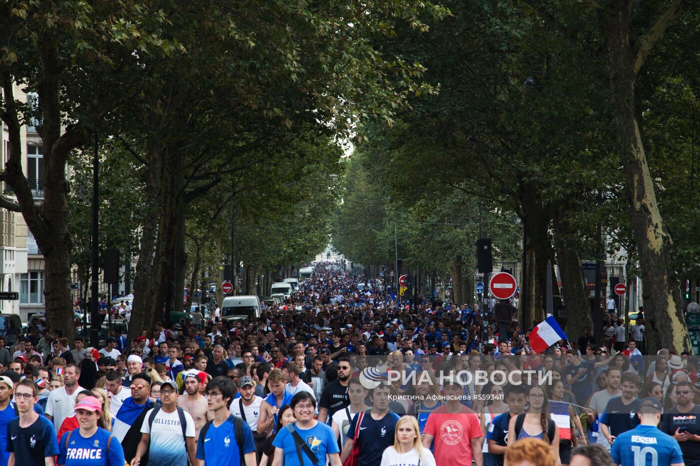 В Париже празднуют победу сборной Франции на ЧМ-2018 по футболу