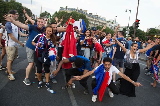 В Париже празднуют победу сборной Франции на ЧМ-2018 по футболу