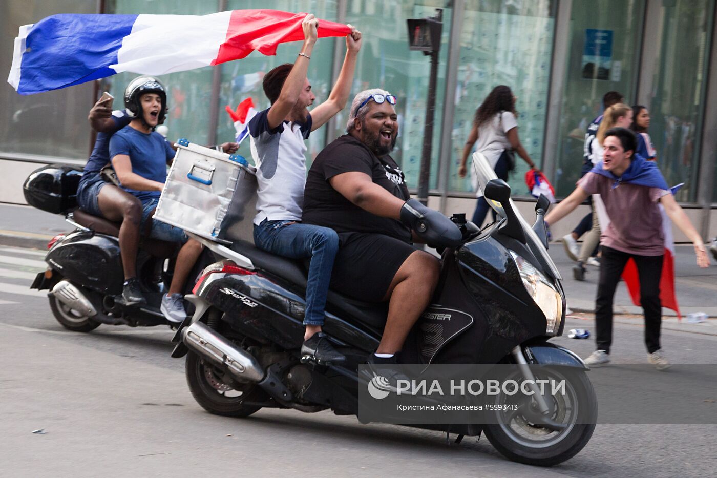 В Париже празднуют победу сборной Франции на ЧМ-2018 по футболу