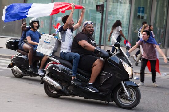 В Париже празднуют победу сборной Франции на ЧМ-2018 по футболу