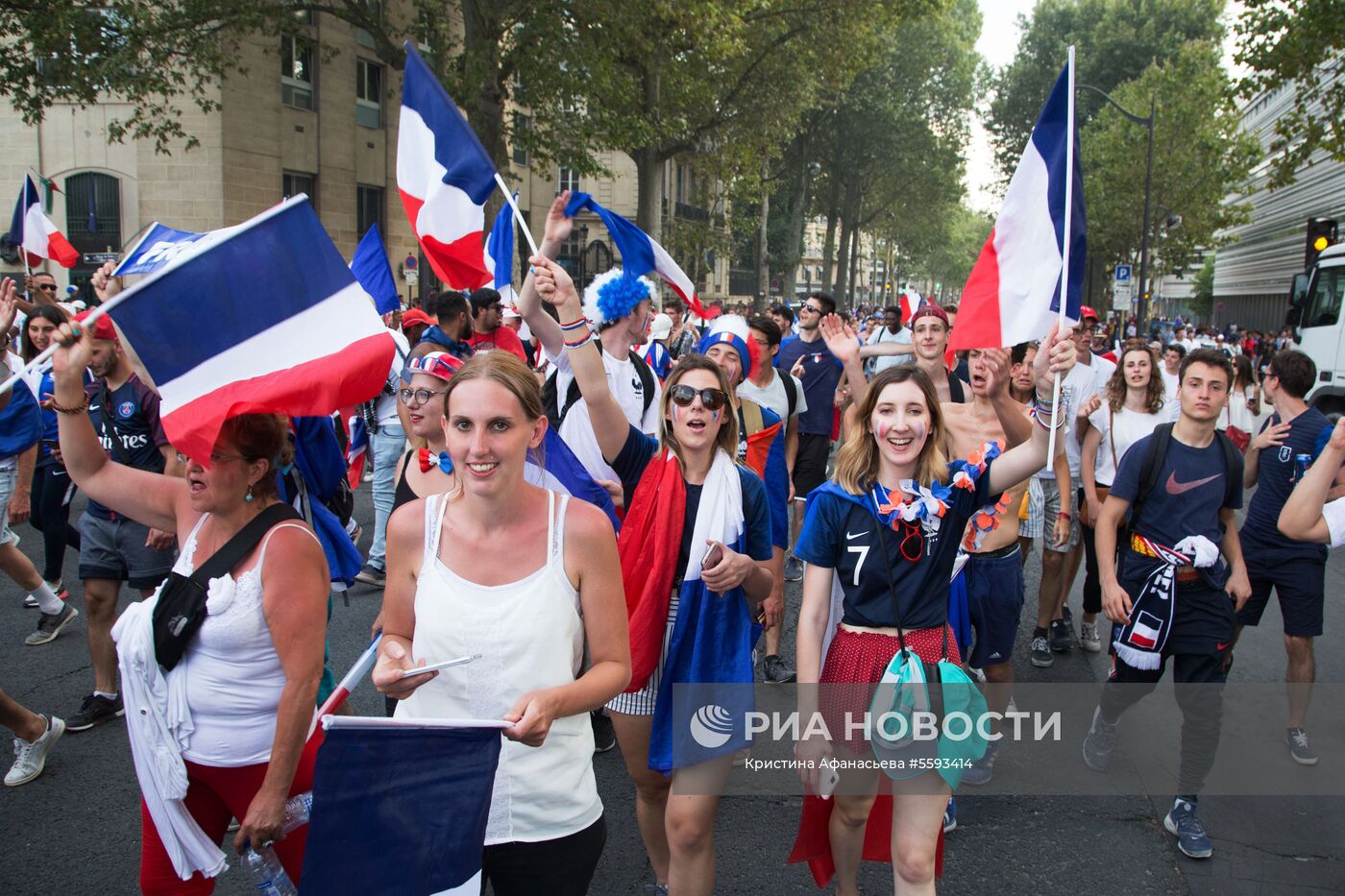 В Париже празднуют победу сборной Франции на ЧМ-2018 по футболу