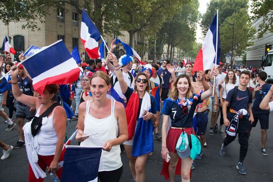 В Париже празднуют победу сборной Франции на ЧМ-2018 по футболу