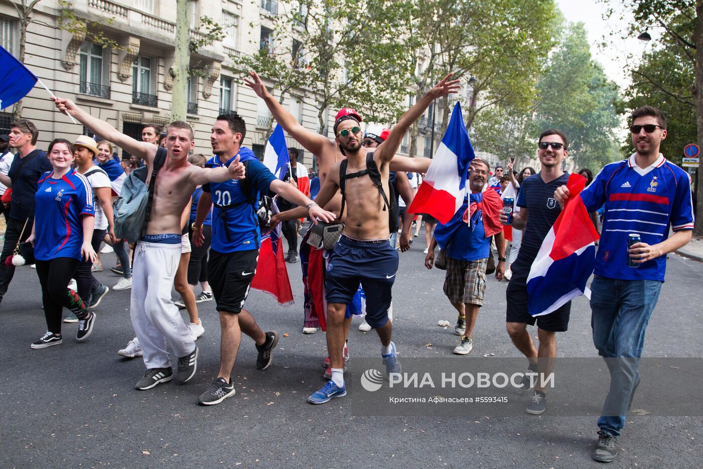 В Париже празднуют победу сборной Франции на ЧМ-2018 по футболу