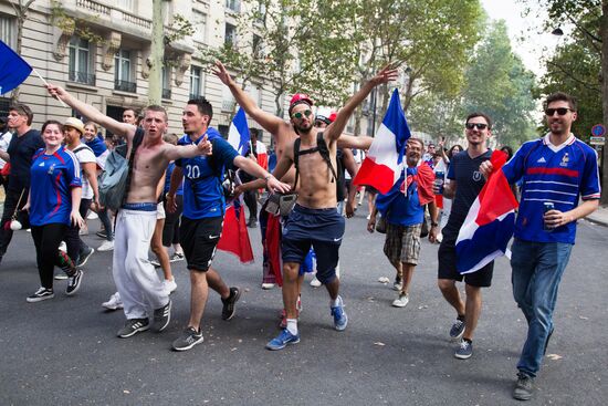 В Париже празднуют победу сборной Франции на ЧМ-2018 по футболу