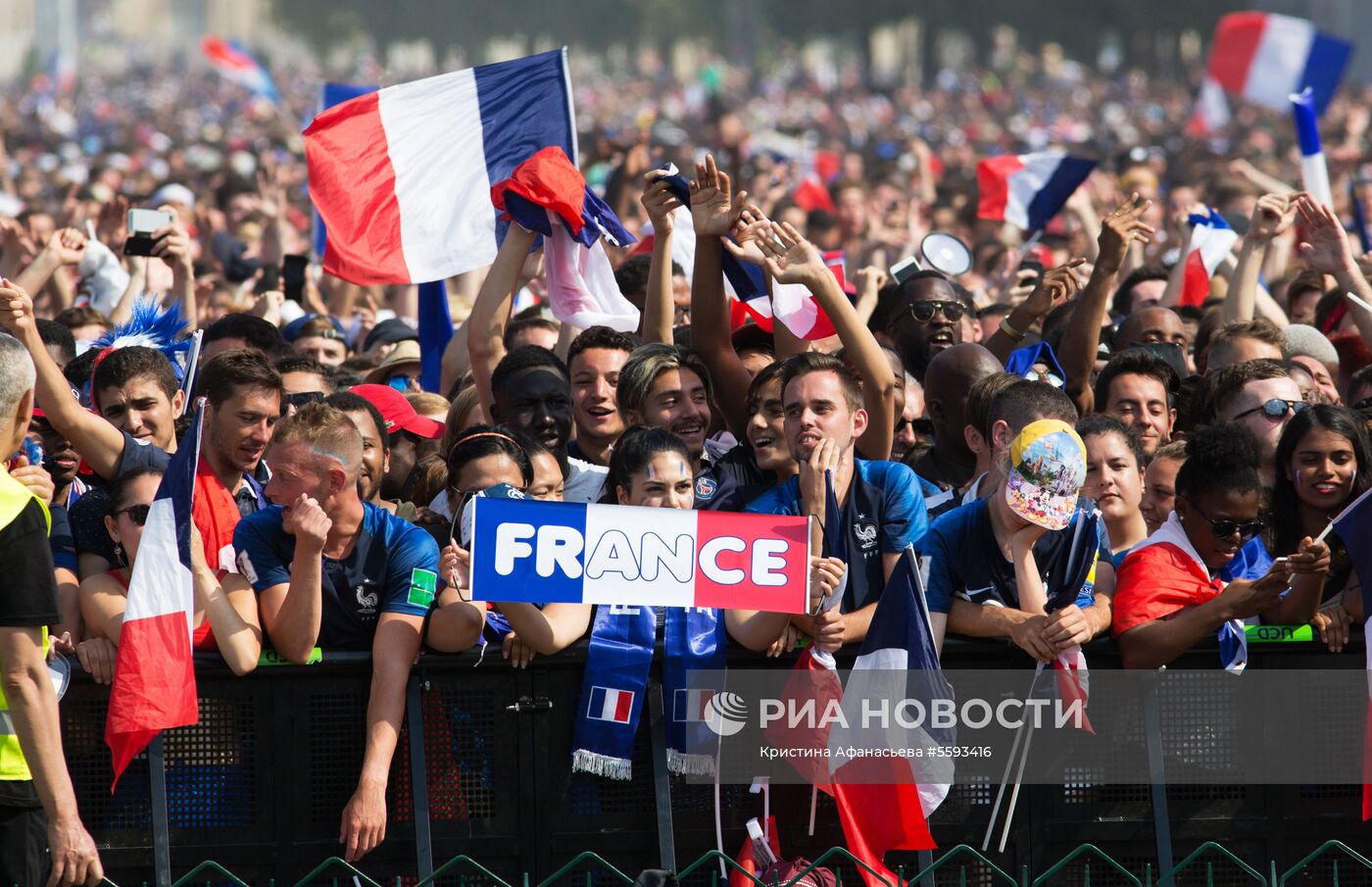 В Париже празднуют победу сборной Франции на ЧМ-2018 по футболу