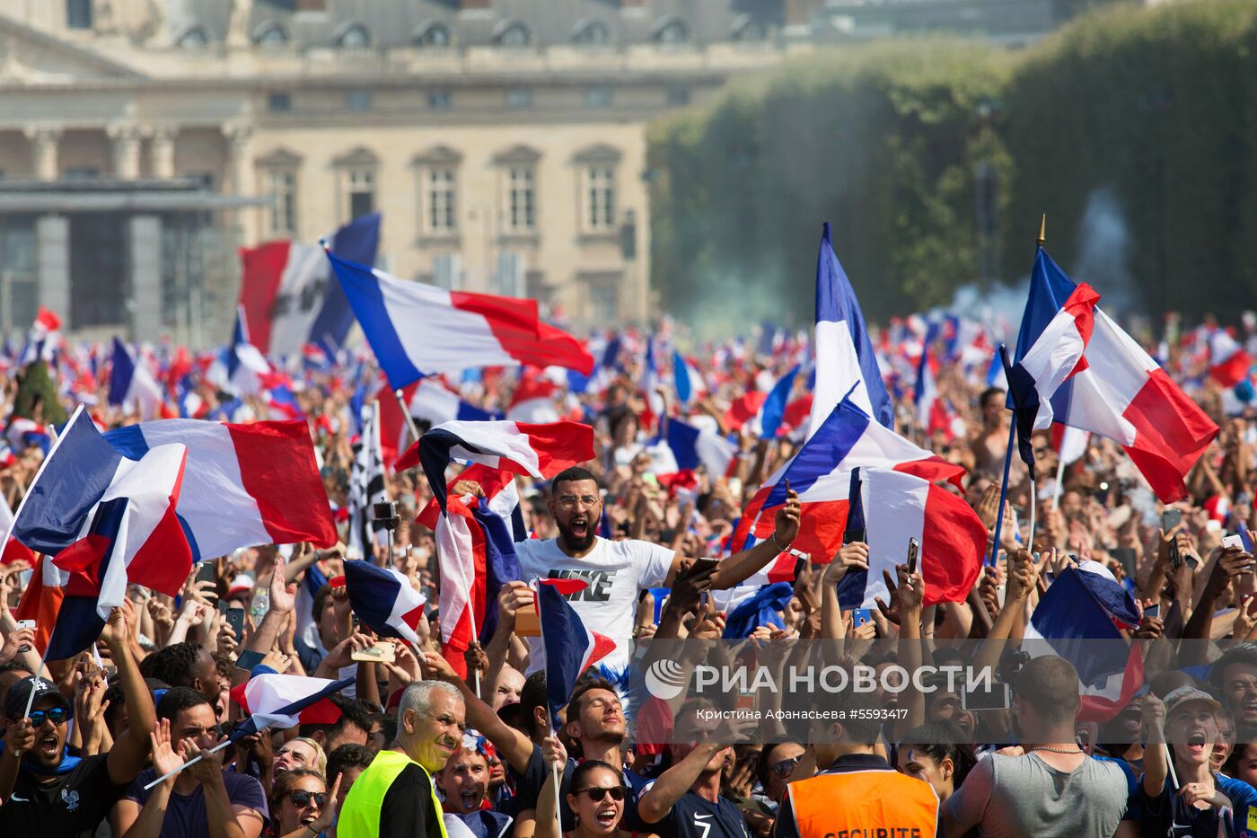В Париже празднуют победу сборной Франции на ЧМ-2018 по футболу