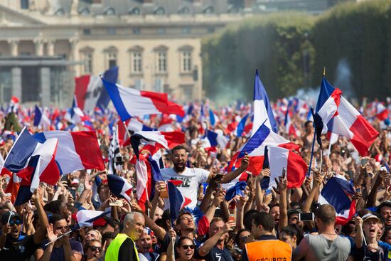 В Париже празднуют победу сборной Франции на ЧМ-2018 по футболу