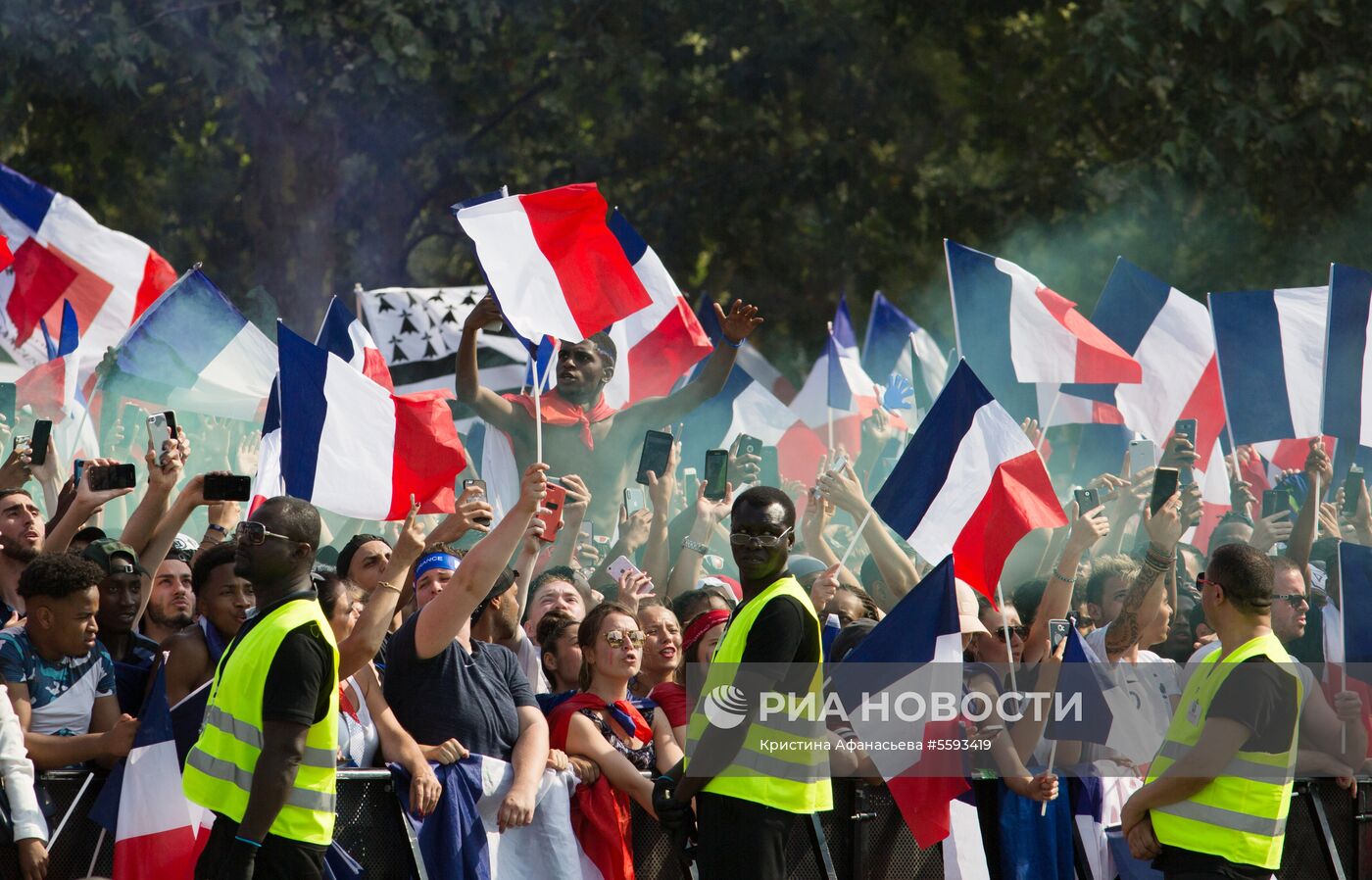 В Париже празднуют победу сборной Франции на ЧМ-2018 по футболу