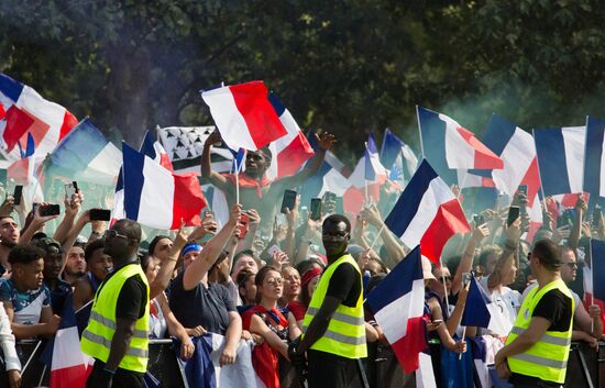 В Париже празднуют победу сборной Франции на ЧМ-2018 по футболу