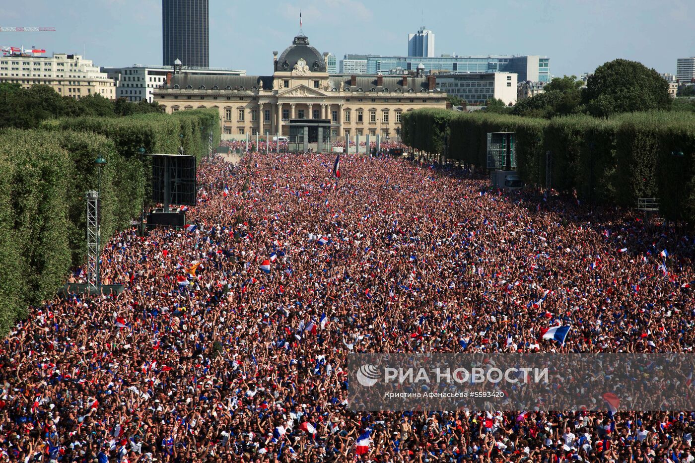 В Париже празднуют победу сборной Франции на ЧМ-2018 по футболу