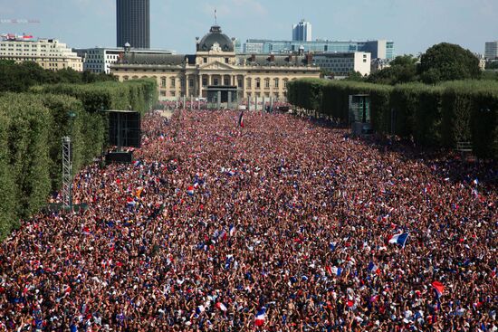 В Париже празднуют победу сборной Франции на ЧМ-2018 по футболу