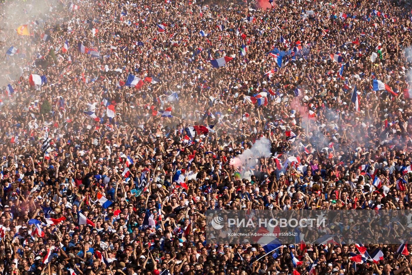 В Париже празднуют победу сборной Франции на ЧМ-2018 по футболу