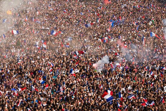 В Париже празднуют победу сборной Франции на ЧМ-2018 по футболу