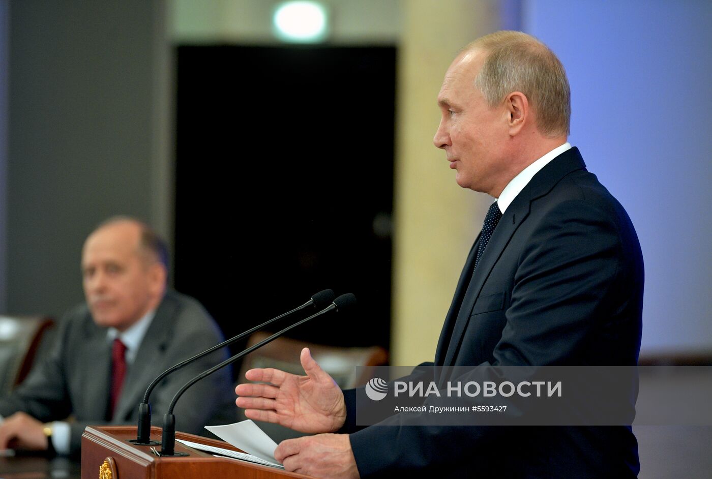 Президент РФ В. Путин встретился с представителями штаба по обеспечению безопасности ЧМ по футболу 2018