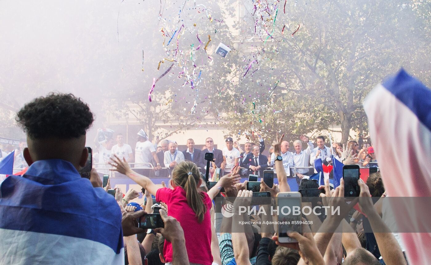 Чествование чемпионов мира по футболу во Франции