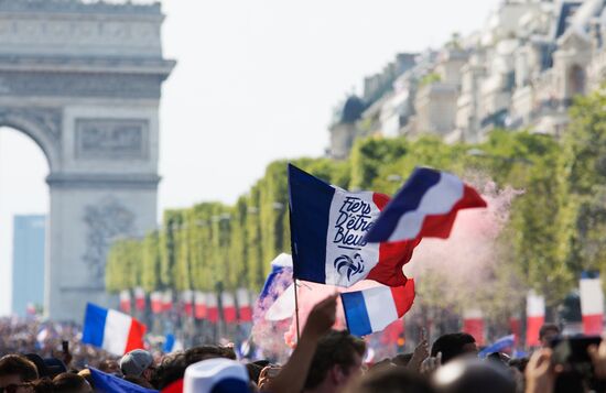 Чествование чемпионов мира по футболу во Франции
