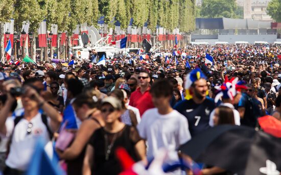 Чествование чемпионов мира по футболу во Франции