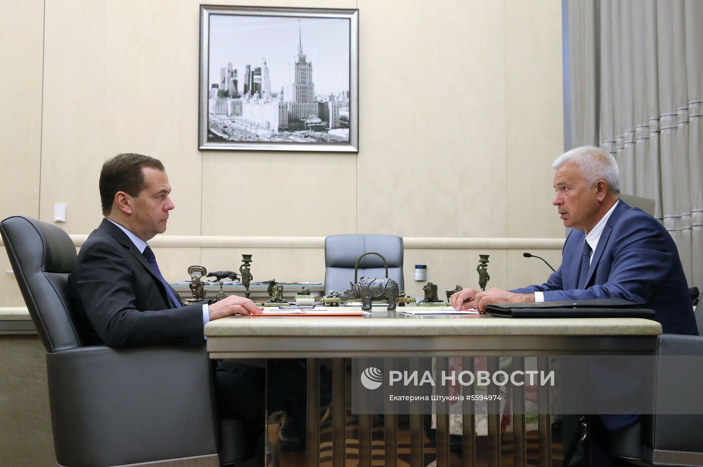 Премьер-министр Д. Медведев встретился с президентом ПАО "Лукойл" В. Алекперовым
