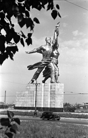 Скульптура Веры Мухиной "Рабочий и колхозница"