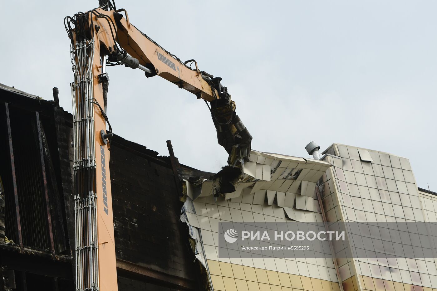 Снос здания ТЦ "Зимняя вишня" в Кемерово