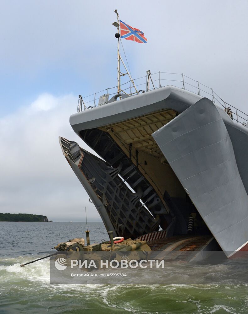 Тренировка роты морской  пехоты  на  новых бронетранспортерах БТР-82А  во Владивостоке