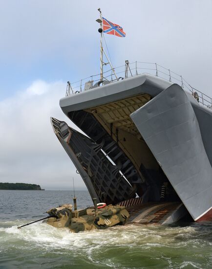 Тренировка роты морской  пехоты  на  новых бронетранспортерах БТР-82А  во Владивостоке