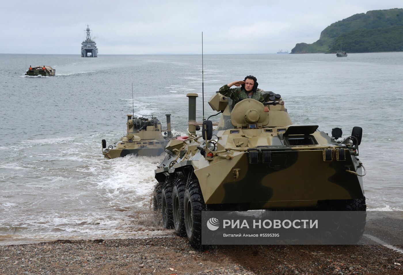 Тренировка роты морской  пехоты  на  новых бронетранспортерах БТР-82А  во Владивостоке