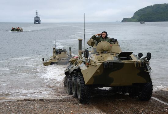 Тренировка роты морской  пехоты  на  новых бронетранспортерах БТР-82А  во Владивостоке