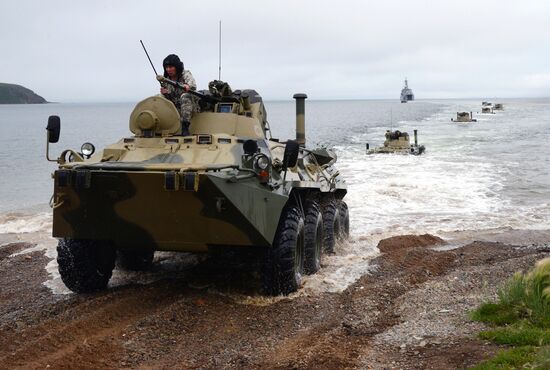 Тренировка роты морской  пехоты  на  новых бронетранспортерах БТР-82А  во Владивостоке