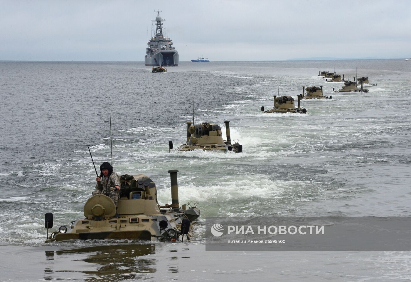 Тренировка роты морской  пехоты  на  новых бронетранспортерах БТР-82А  во Владивостоке