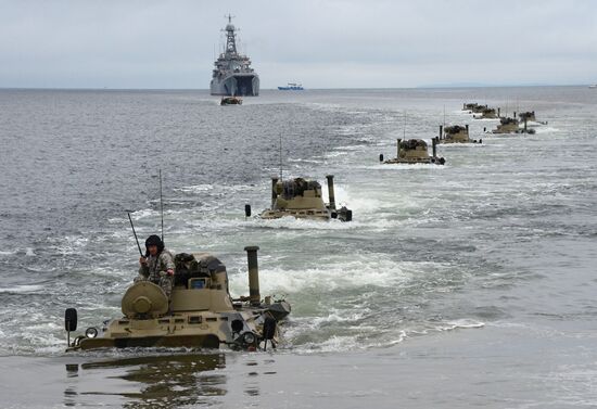 Тренировка роты морской  пехоты  на  новых бронетранспортерах БТР-82А  во Владивостоке