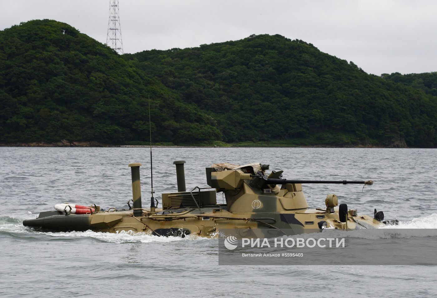 Тренировка роты морской  пехоты  на  новых бронетранспортерах БТР-82А  во Владивостоке