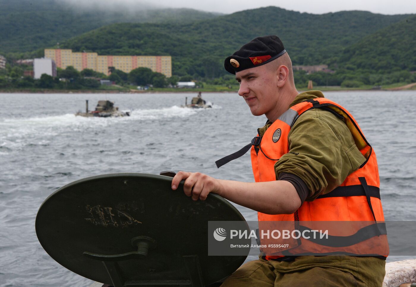 Тренировка роты морской  пехоты  на  новых бронетранспортерах БТР-82А  во Владивостоке