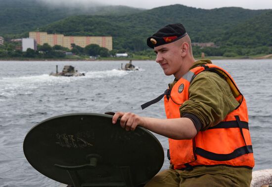 Тренировка роты морской  пехоты  на  новых бронетранспортерах БТР-82А  во Владивостоке