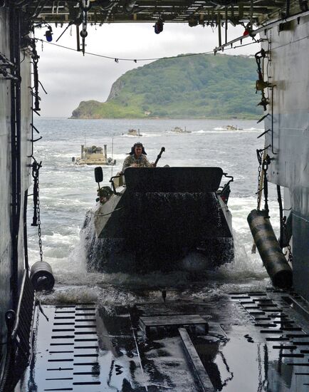 Тренировка роты морской  пехоты  на  новых бронетранспортерах БТР-82А  во Владивостоке